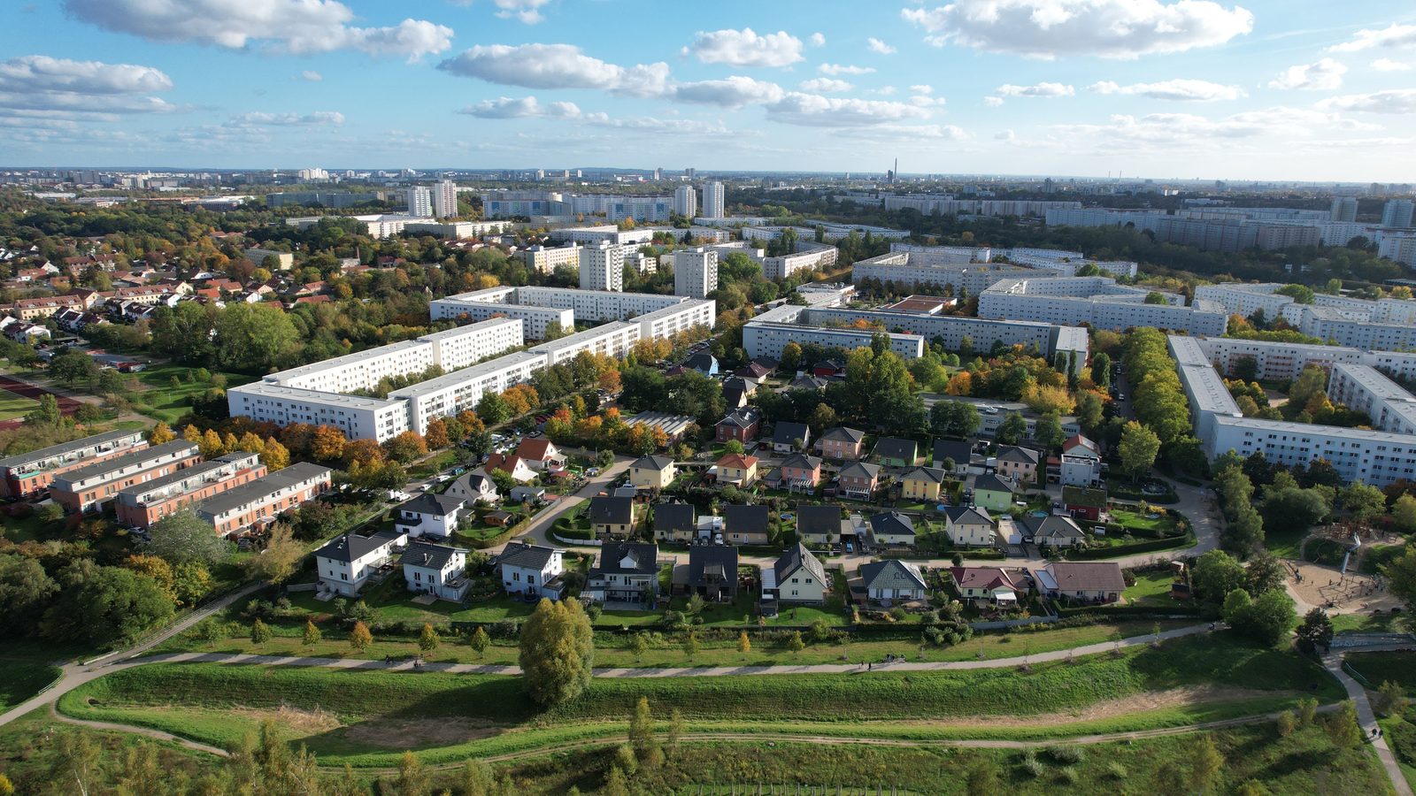 Hohenschönhausen, Luftaufnahme mit Wohnsiedlungen und Grünflächen